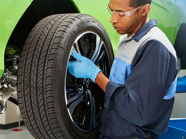 Honda Technician Tire Wheel Alignment