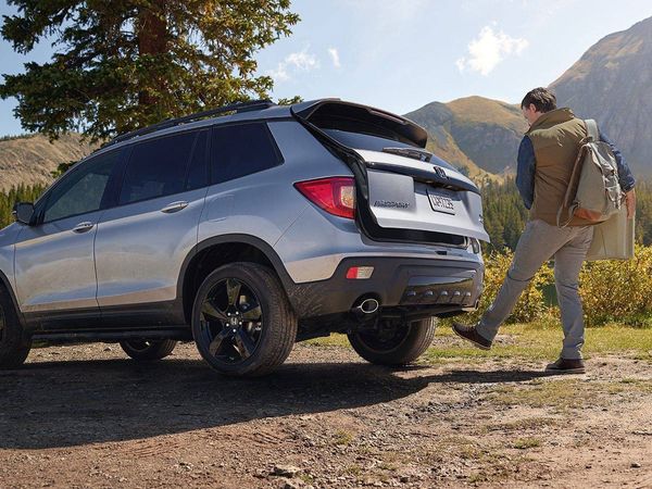 Honda Passport Opening Back Hatch Mountains